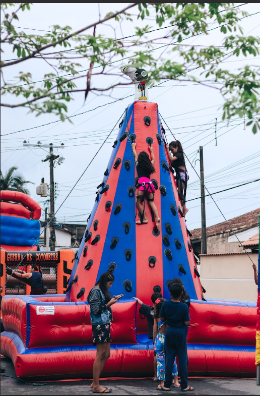 Parede inflável de escalada em evento