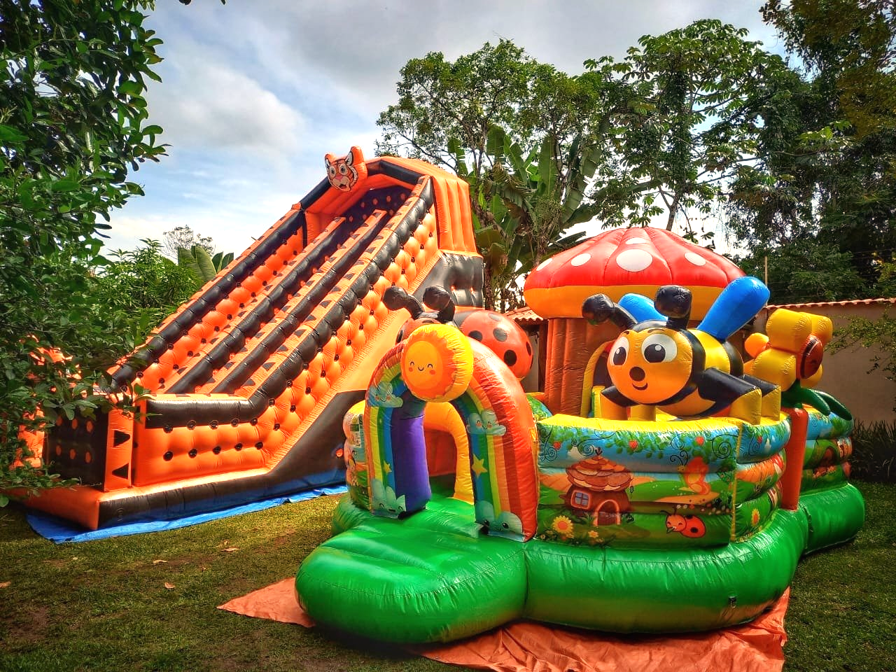 Conjunto de brinquedos infláveis montados